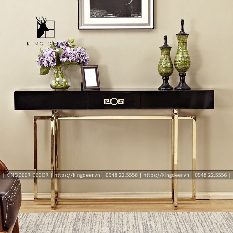 Bàn console ngăn kéo đẳng cấp mang phong cách Bắc Âu. Mặt bàn làm bằng đá trắng vân mây kết hợp với chân bàn làm bằng inox 304 mạ PVD.
