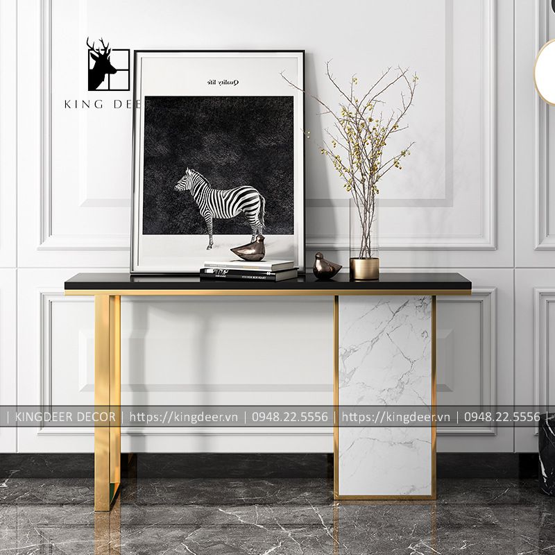 Bàn console inox mạ titan mang phong cách Bắc Âu. Mặt bàn làm bằng đá trắng vân mây kết hợp với chân bàn làm bằng inox 304 mạ PVD.